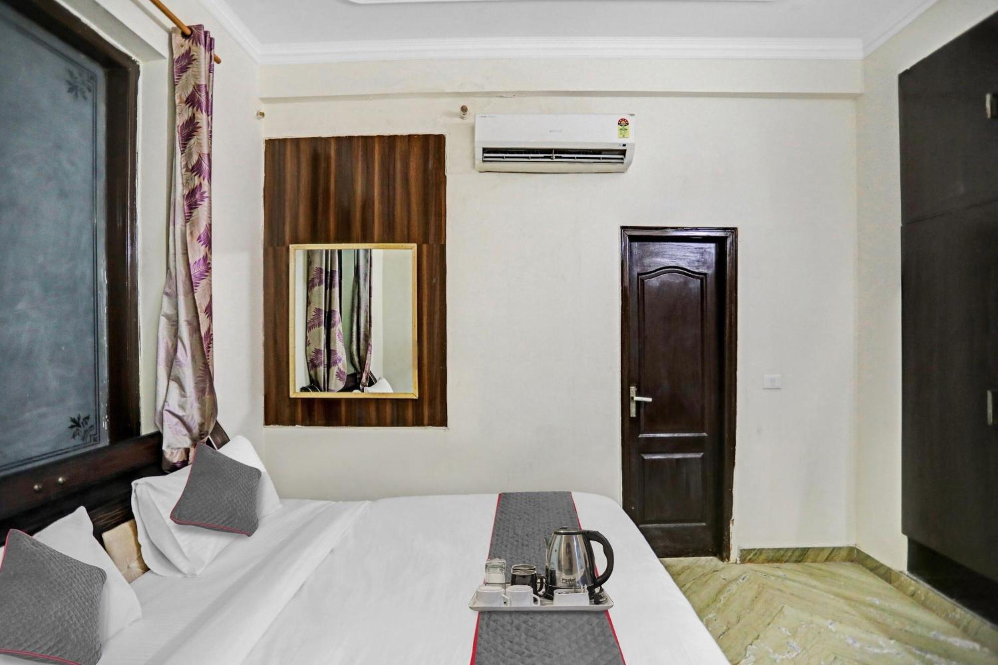 Townhouse The Premier View Near Iskcon Temple Noida Hotel Buitenkant foto