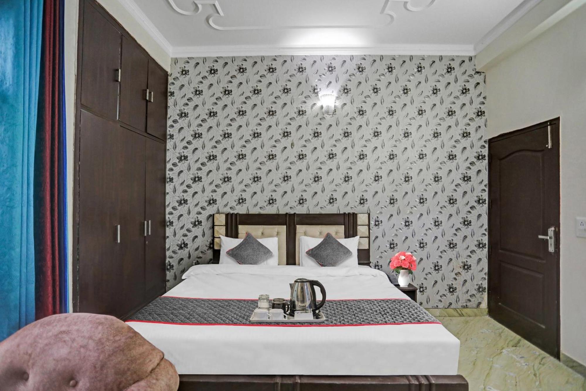 Townhouse The Premier View Near Iskcon Temple Noida Hotel Buitenkant foto